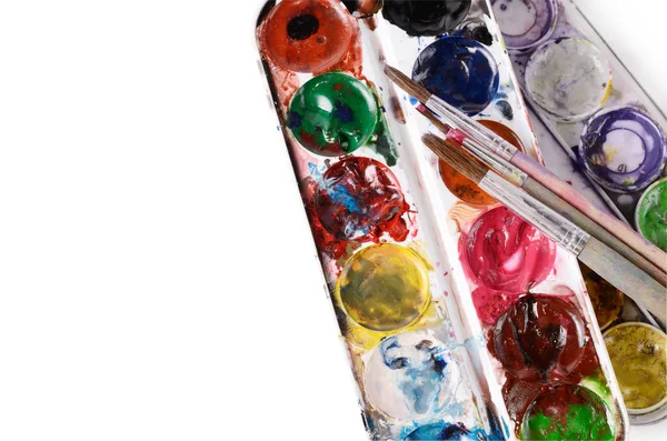 Pinturas de acuarela brillantes y pinceles usados para pintar. primer plano . — Foto de Stock