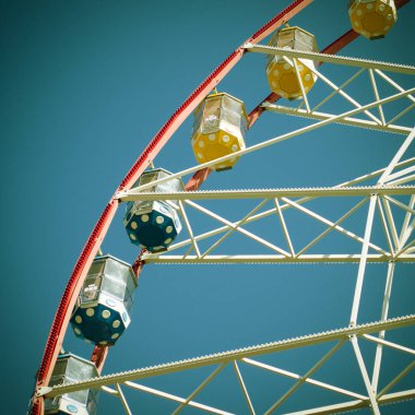 Mavi gökyüzünün altında dönme dolap. Yaz Şehir Parkı