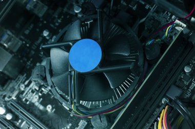 Bilgisayar ve onun fan anakart ile fotoğraf kapatmak.