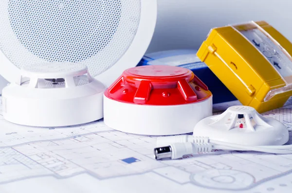 Yangın güvenlik ekipmanları ve blueprint bir tablo. Güvenlik seferlerinde engeniering şirket sitesi için iyi