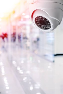 CCTV kamera güvenlik sistemi bir tavanda bir alışveriş arka plan bulanık.