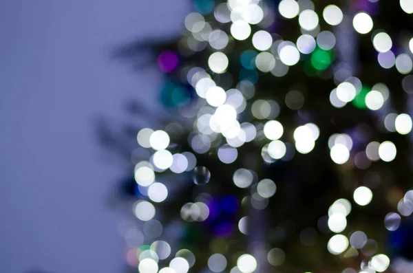 Koyu arka plan üzerinde aynayı Fisto ışıkların soyut bokeh. Noel ve yeni yıl tatilleri Tema arka plan. — Stok fotoğraf