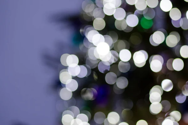 Koyu arka plan üzerinde aynayı Fisto ışıkların soyut bokeh. Noel ve yeni yıl tatilleri Tema arka plan. — Stok fotoğraf