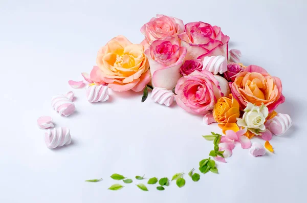 Lebende Rosen umrahmen. schönen floralen Hintergrund. Kartenvorlage für die Frühlingsferien mit kreativem Raum für Text. — Stockfoto