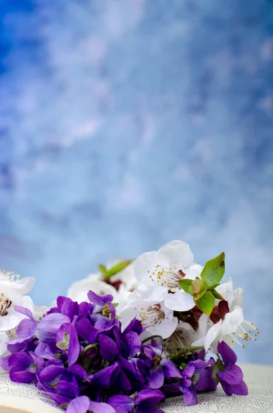 Vintage romantische achtergrond met oud boek, Violet bloemen en kopieerruimte. — Stockfoto