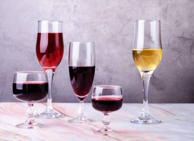 Şarap kartı. Kırmızı ve beyaz whine ile kupetler.