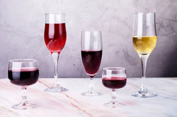 Tarjeta de vino. Copas con lloriqueo rojo y blanco . —  Fotos de Stock