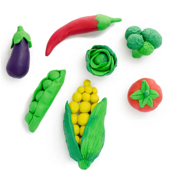 Plasticinní zelenina, kukuřice, rajčete, hrách, Lilka, brokolice, zelí, kačenový pepř, izolovaný na bílém — Stock fotografie