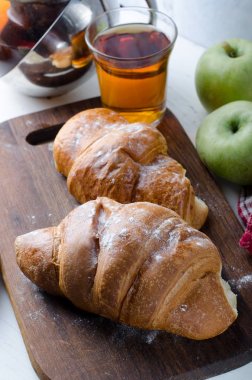 Kahvaltı için çay ile taze kruvasanlar. Gıda fotoğrafçılığı arka plan.
