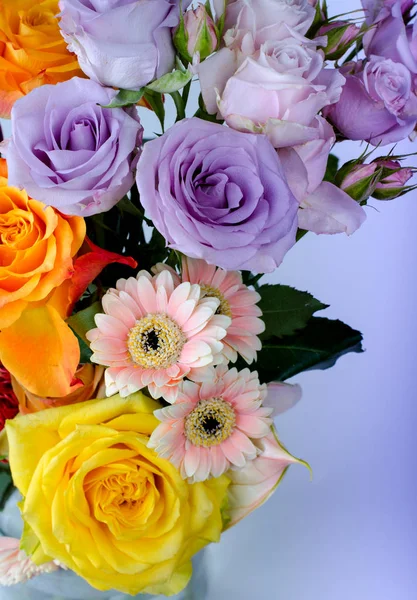 Verschiedene Blumensträuße. rosa Gerberas und zarte lila Rosen schließen floralen Hintergrund. — Stockfoto