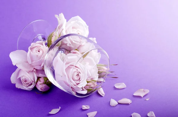 Une carte postale, ou un modèle d'invitation avec une belle composition florale de roses lilas dans le verre . — Photo