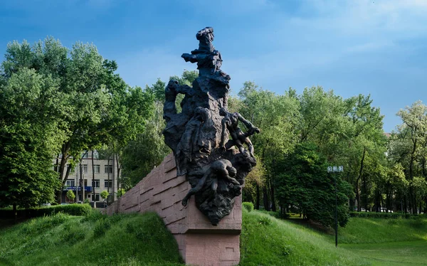 Kiev Ucrania - 25 de mayo de 2019. Monumento a ciudadanos soviéticos y prisioneros de guerra asesinados por ocupantes nazis en Babyn Yar en Kiev, Ucrania en 1941-1943 —  Fotos de Stock