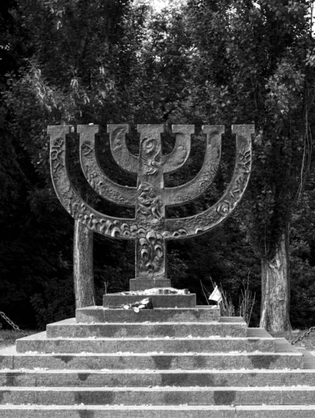 Kiev Ucrania - 25 de mayo de 2019. Monumento Menorah en el complejo memorial Babi Yar, lugar de masacres llevadas a cabo por las fuerzas alemanas durante la Segunda Guerra Mundial . — Foto de Stock