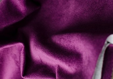 Parlak mor velour tekstil örneği. Kumaş doku arka planı