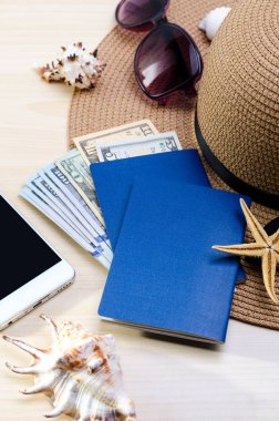 Yaz Tatili aksesuarları, belgeler, pasaportlar ve para. Turistik hizmet için iyi.