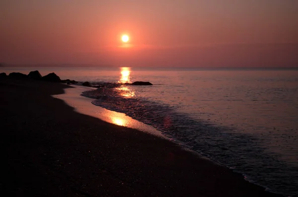 Temprano en la mañana en la costa del mar. Paisaje marino al amanecer . — Foto de Stock