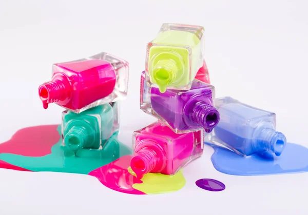 Tubos de esmalte de uñas aislados sobre fondo blanco . — Foto de Stock