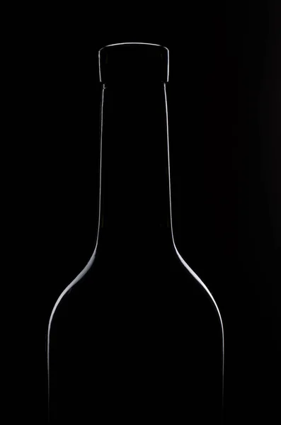 Siluet botol anggur terhadap latar belakang hitam . — Stok Foto
