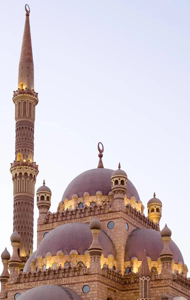 Islámské pozadí s The Al Sahaba Mosque v Sharm El Sheikhu proti ramadánu soumraku oblohy a srpek měsíce. Fragment — Stock fotografie