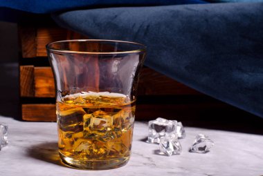 Buzlu Camda Viski veya Konyak..
