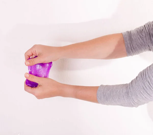Handen houden van helder roze slime. Spelen met slijm populaire zelfgemaakte speelgoed. — Stockfoto