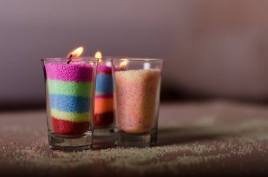 Bir gözlük renkli granül balmumu ev yapımı mumlar.