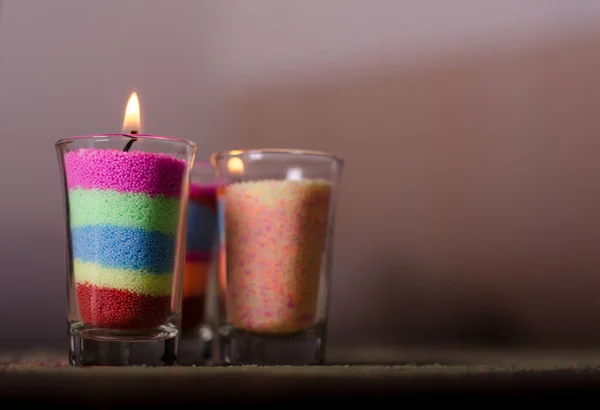 Las velas caseras de la cera coloreada granulada en los vasos . —  Fotos de Stock