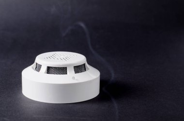 Yangın güvenlik ekipmanları siyah arka planda. Güvenlik hizmeti veren şirket sitesi için iyi.