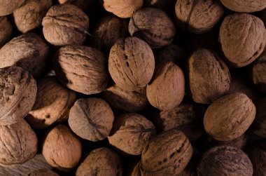 Kuru ceviz ve ahşap arka planda sarı akçaağaç yaprağıyla dolu sonbahar kırsal çerçevesi..