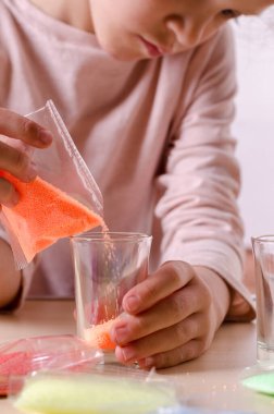 Kendi başına mum yapmak. Küçük kız soya balmumu maydanoz gevreği cam mum yapma.