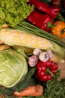 Tahta bir masada taze çiğ sebze çeşitleri. Sağlıklı organik yerel yiyecekler. Boş alanı olan üst görünüm arkaplanı.