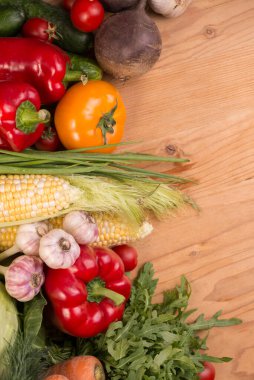 Tahta bir masada taze çiğ sebze çeşitleri. Sağlıklı organik yerel yiyecekler. Boş alanı olan üst görünüm arkaplanı.