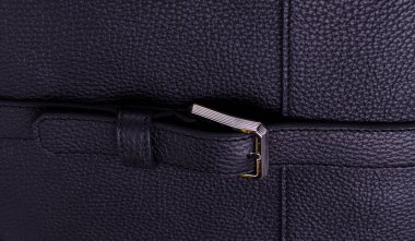 Siyah deri kemerde gümüş metal toka hakiki deri dokuya karşı.