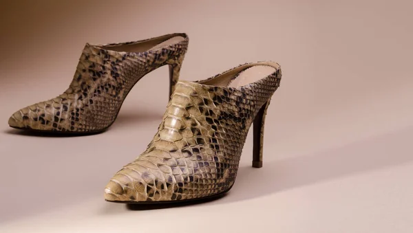 Zapatos Tacón Alto Para Mujer Piel Pitón Zapatos Cuero Serpiente — Foto de Stock