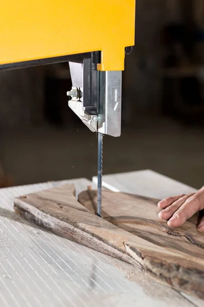 Tischlerhände Aus Nächster Nähe Die Bandsäge Mit Holzform Arbeiten Innenraumprodukte — Stockfoto