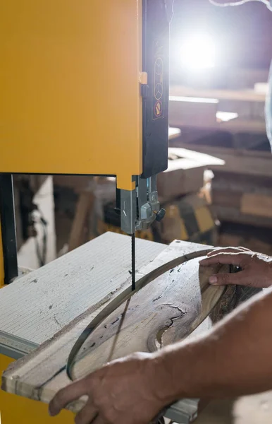 Tischlerhände Aus Nächster Nähe Die Bandsäge Mit Holzform Arbeiten Innenraumprodukte — Stockfoto