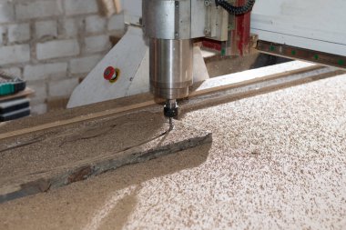 Tahta tahtada çalışan ahşap cnc makinesi. Ahşap fabrikasındaki makine aleti..