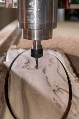 Tahta tahtada çalışan ahşap cnc makinesi. Ahşap fabrikasındaki makine aleti..