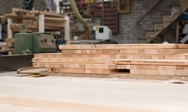木地板上 木地板上烘干的木料 工艺工厂的木材加工 — 图库照片