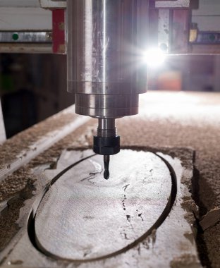Tahta tahtada çalışan ahşap cnc makinesi. Ahşap fabrikasındaki makine aleti..