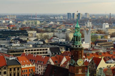 Wroclaw, Polonya - 01.12.2019: Wroclaw, Polonya 'daki evlerin çatılarına Kuş Gözü Görünümü. Merkez Kule 'nin tepesinden bak. Eski kasaba Breslau 'nun manzarası
