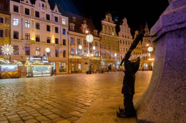 Wroclaw, Polonya - 25.11.2019: Tarihi belediye binasına karşı Rynek Meydanı Festivali Pazarı. Uzun süreli maruz kalma.