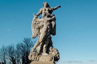 WALBRZYCH, POLAND - 30,11.2019: Walbrzych Lower Silesia, Down Silesia, Polonya 'daki Ksiaz Kalesi bahçesindeki Antik Heykel. Ormandaki Eski Ortaçağ Şatosu.