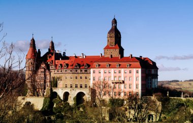 WALBRZYCH, POLAND - 30,11.2019: Walbrzych Lower Silesia 'daki Amazing Ksiaz Kalesi, Polonya' daki Down Silesia. Ormandaki Eski Ortaçağ Şatosu.