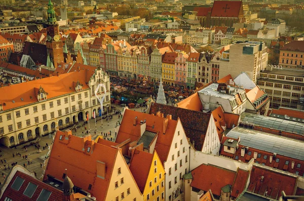 Rynek Główny Wrocławiu Tradycyjnym Świątecznym Jarmarkiem Widok Szczytu Centralnej Wieży — Zdjęcie stockowe