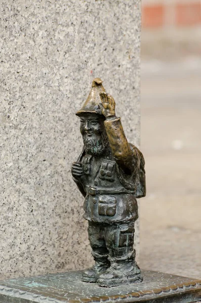 Wroclaw, Polonya - 01.12.2019: Wroclaw Gnome, şehirdeki turistik merkezlerden biridir. Kasabanın sokaklarındaki küçük heykelcikler. Şehirde 350 cüce heykeli var..