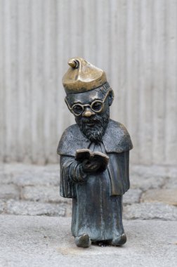 Wroclaw, Polonya - 01.12.2019: Wroclaw Gnome, şehirdeki turistik merkezlerden biridir. Kasabanın sokaklarındaki küçük heykelcikler. Şehirde 350 cüce heykeli var..