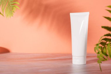 Cilt bakımı kozmetik şişesi ve mermer kaplamalı krema kavanozu. Doğal kozmetik ambalajının bir kopyası