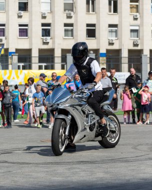 Kyiv, Ukrayna - 12 Eylül 2020: Olimpiysky Stadyumu 'nda Ukrayna' da Fiziksel Kültür ve Spor Günü 'nde bisikletçiler sergileniyor.