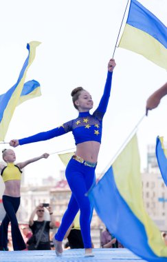 Kyiv, Ukrayna - 12 Eylül 2020: Olimpiyskiy Stadyumu 'nda Ukrayna' da Fiziksel Kültür ve Spor Günü 'nü kutlarken Ukrayna bayraklarıyla ritmik jimnastik performansı.